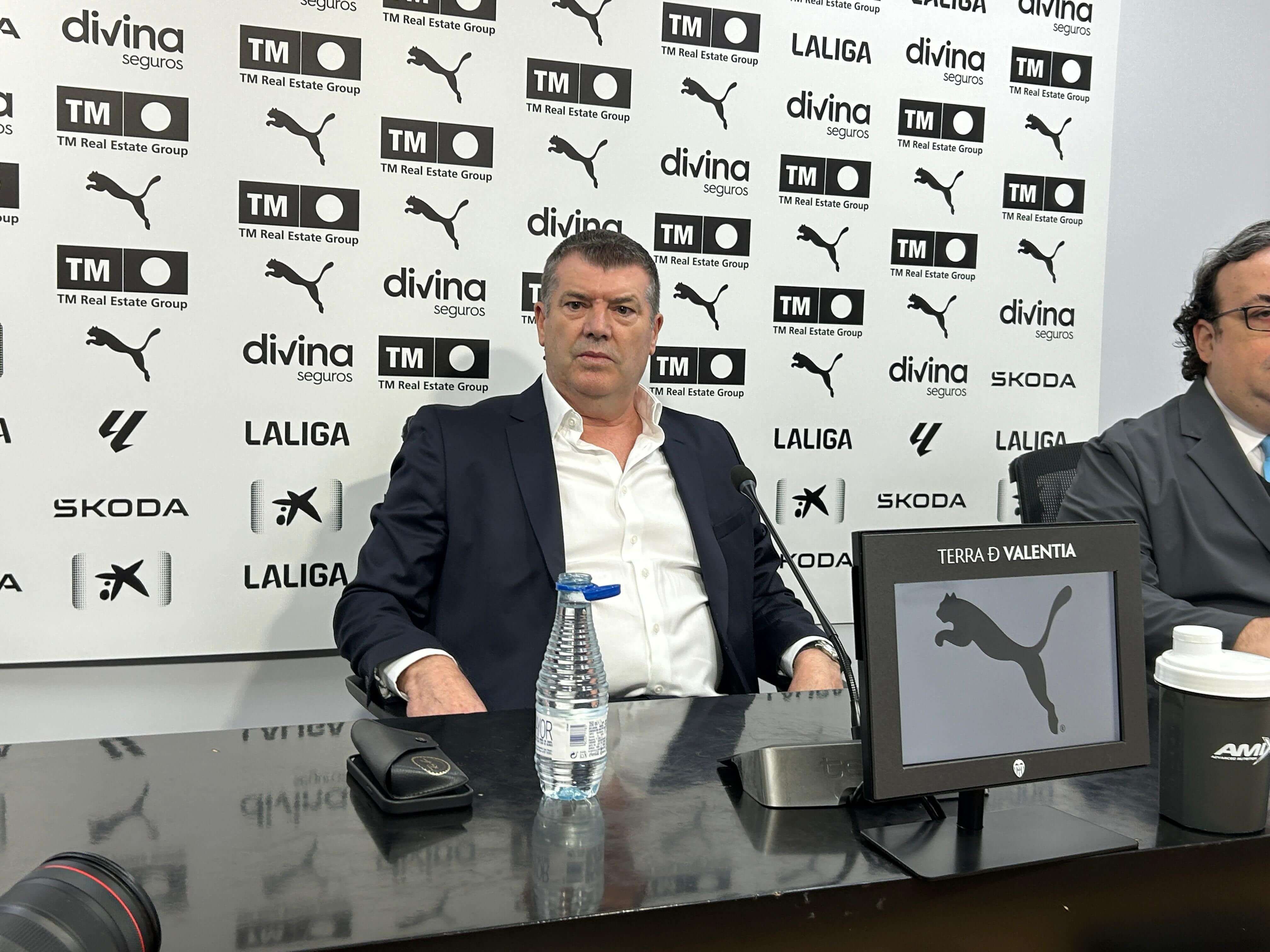  Ron Gourlay en su rueda de prensa con el Valencia CF.