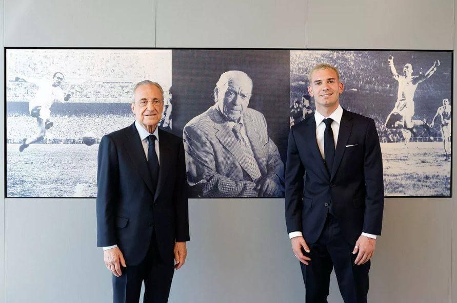 Florentino Pérez y Franco Mastantuono, posando con una fotografía de Alfredo Di Stéfano. (Real Madrid)