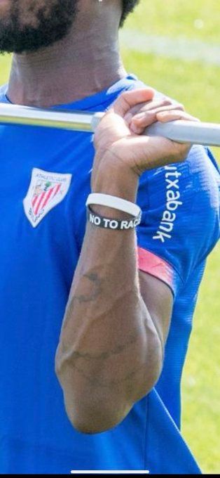 Williams luce una pulsera contra el racismo.
