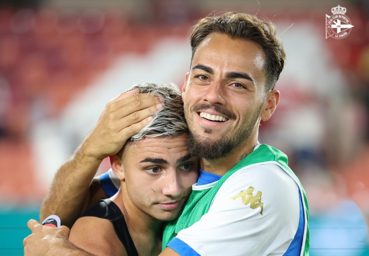 Yeremay Hernández, con cara de circunstancias abrazado por Quagliata (Foto: Deportivo).