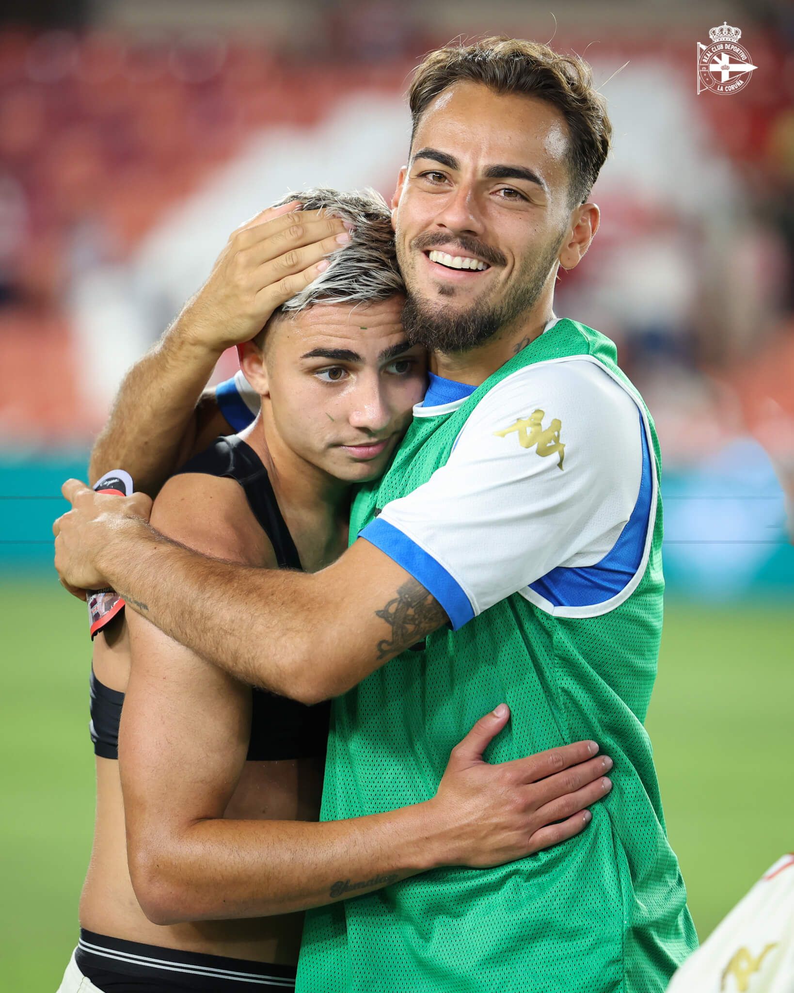 Yeremay Hernández, con cara de circunstancias abrazado por Quagliata.