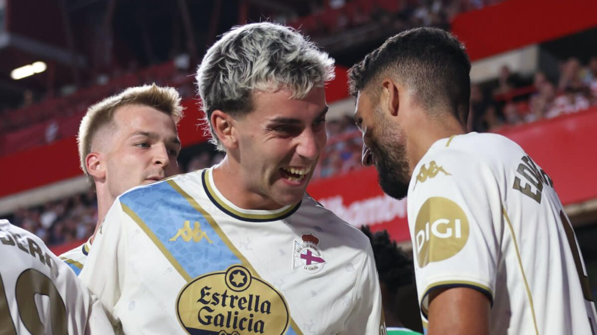 Yeremay y Zakaria celebran un gol al Granada.