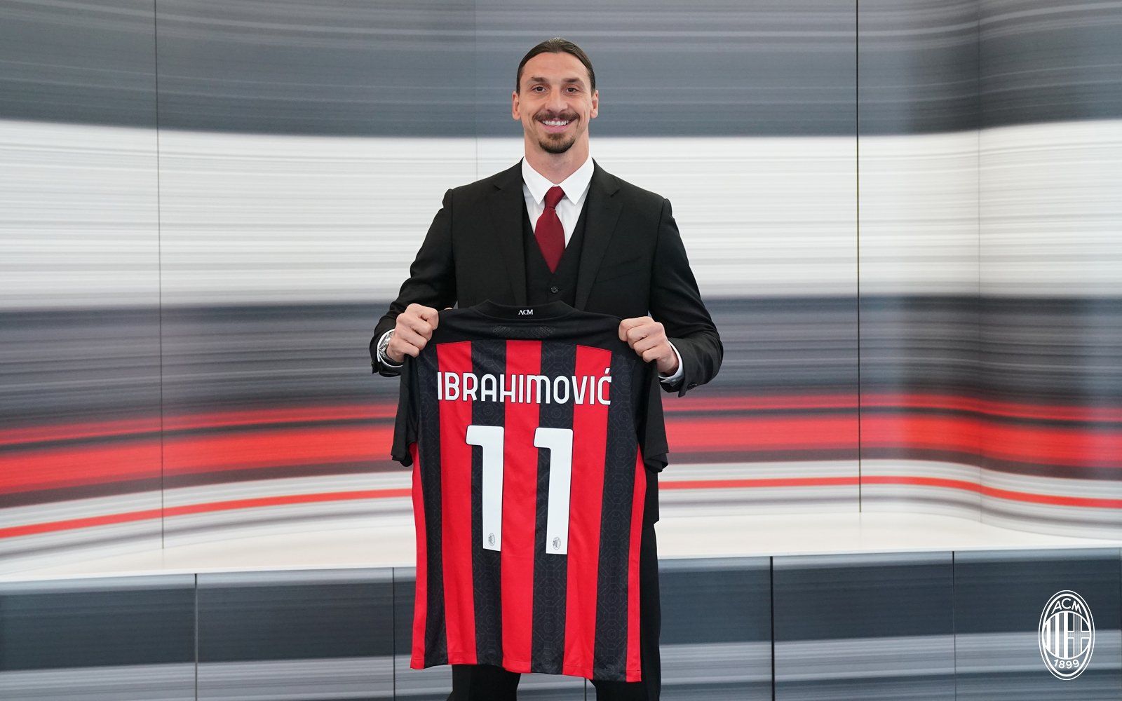 Zlatan Ibrahimovic posa con la camiseta del Milan.