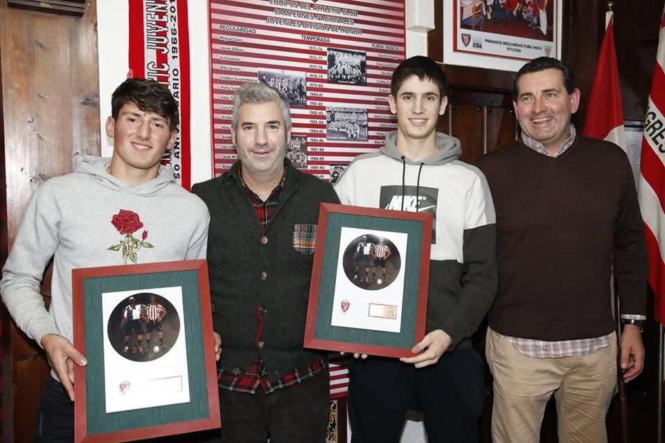  Los galardonados Unai Vencedor y Oihan Sancet, junto a Josu Urrutia y Joseba Núñez.
