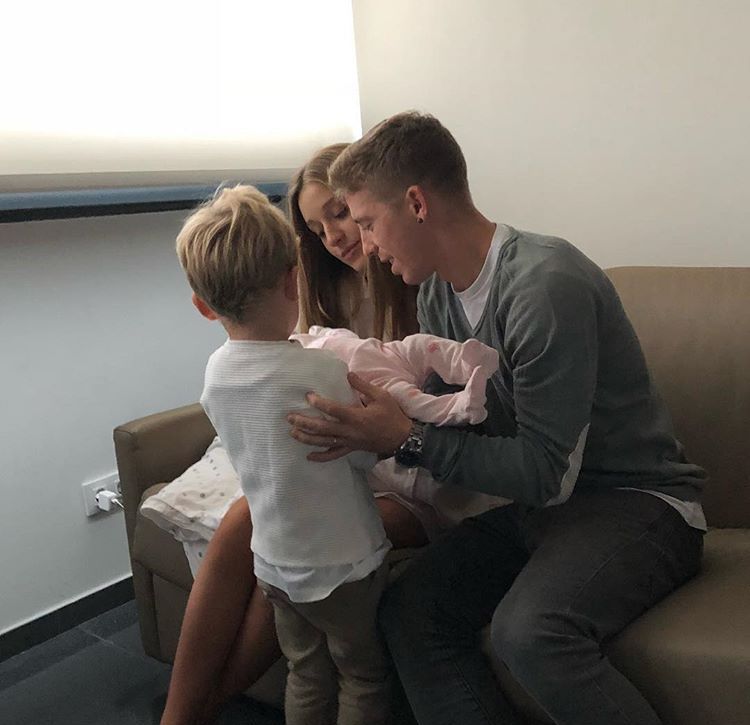 Andrea, Iker e Iker Jr contemplan a la recién nacida que se llama Claudia