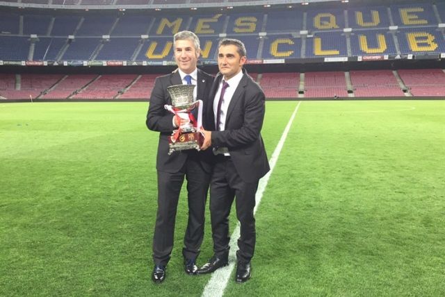 Josu Urrutia y Valverde posan con el trofeo de la Supercopa en el Camp Nou