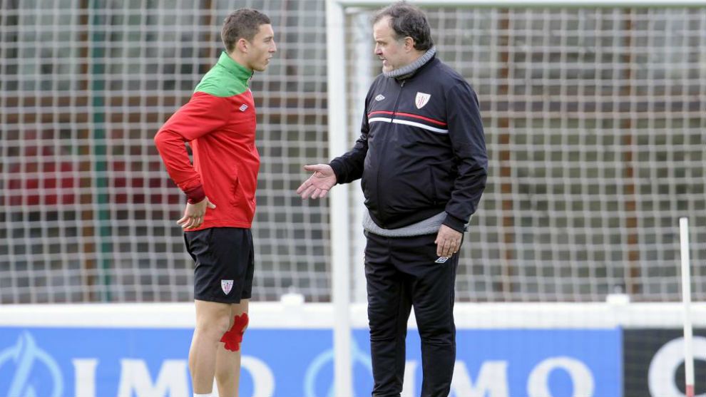 Oscar de Marcos y Marcelo Bielsa conversan en un entrenamiento del Athletic Club en Lezama.