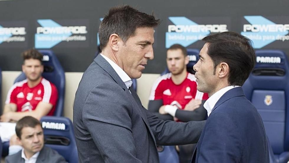 Berizzo y Marcelino, ahora unidos por el banquillo del Athletic Club, se saludan antes de un partido.