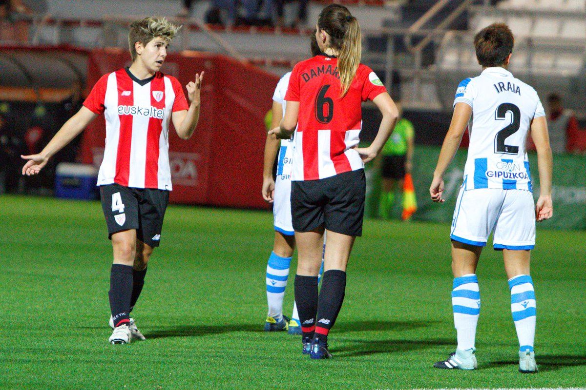 Garazi Murua y Damaris Egurrola comentan una jugada con el balón detenido en el derbi ante la Real