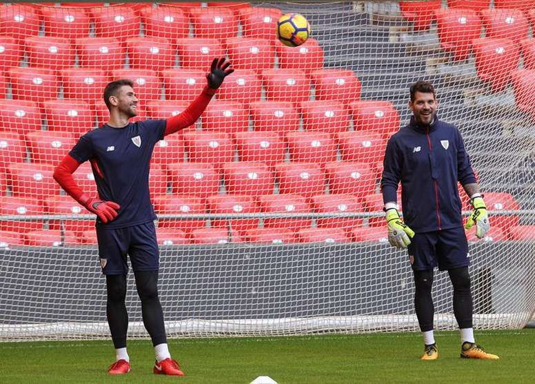 Unai Simón junto a Iago Herrerín en un entrenamiento del Athletic en San Mamés.