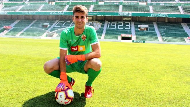 Unai Simón posa con la camiseta del Elche en el césped del Martínez Valero. Luego tuvo que volver al sprint al Athletic con la marcha de Kepa.