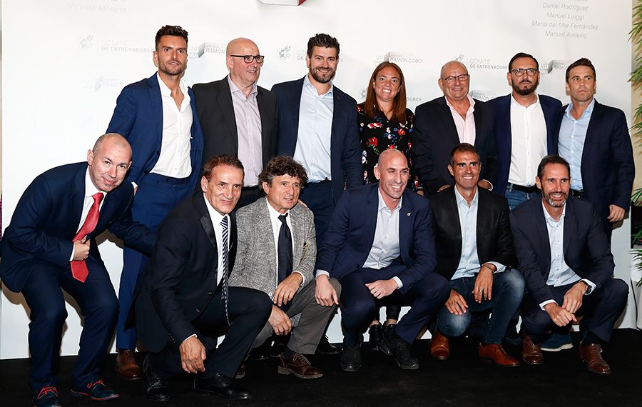  Gaizka Garitano junto al resto de técnicos galardonados con el premio Ramón Cobo.