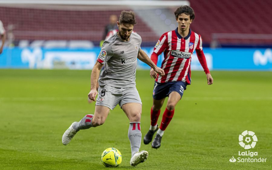  Yeray Álvarez juega la pelota ante Joao Félix ante el Atlético en el Wanda.