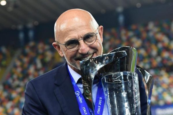  El jarrero Luis de la Fuente con el título del Europeo sub 21.