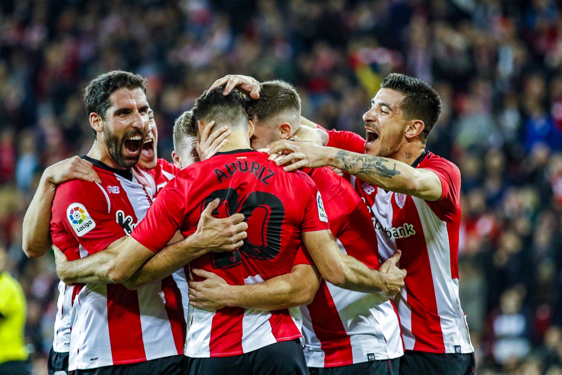  Los leones celebran el gol e penalti de Aduriz al Valladolid