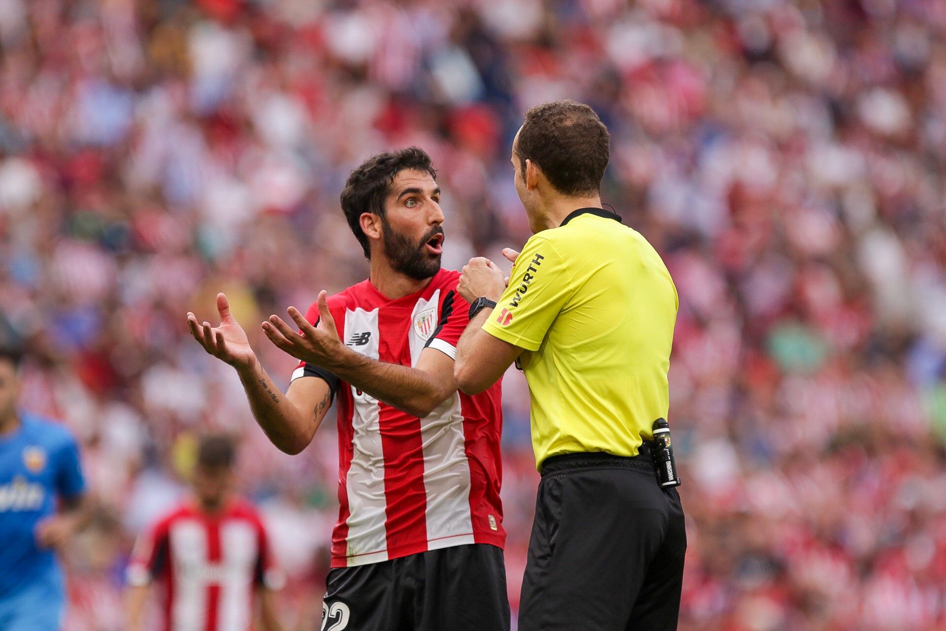  Raúl García discute con el árbitro en un partido del Athletic.