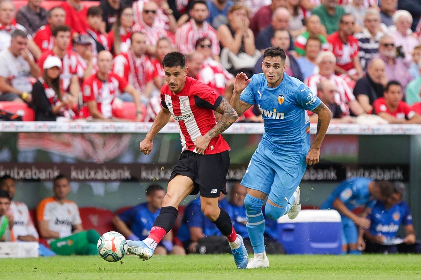 Yuri Berchiche se lesionó el hombro en el partido frente al Valencia.