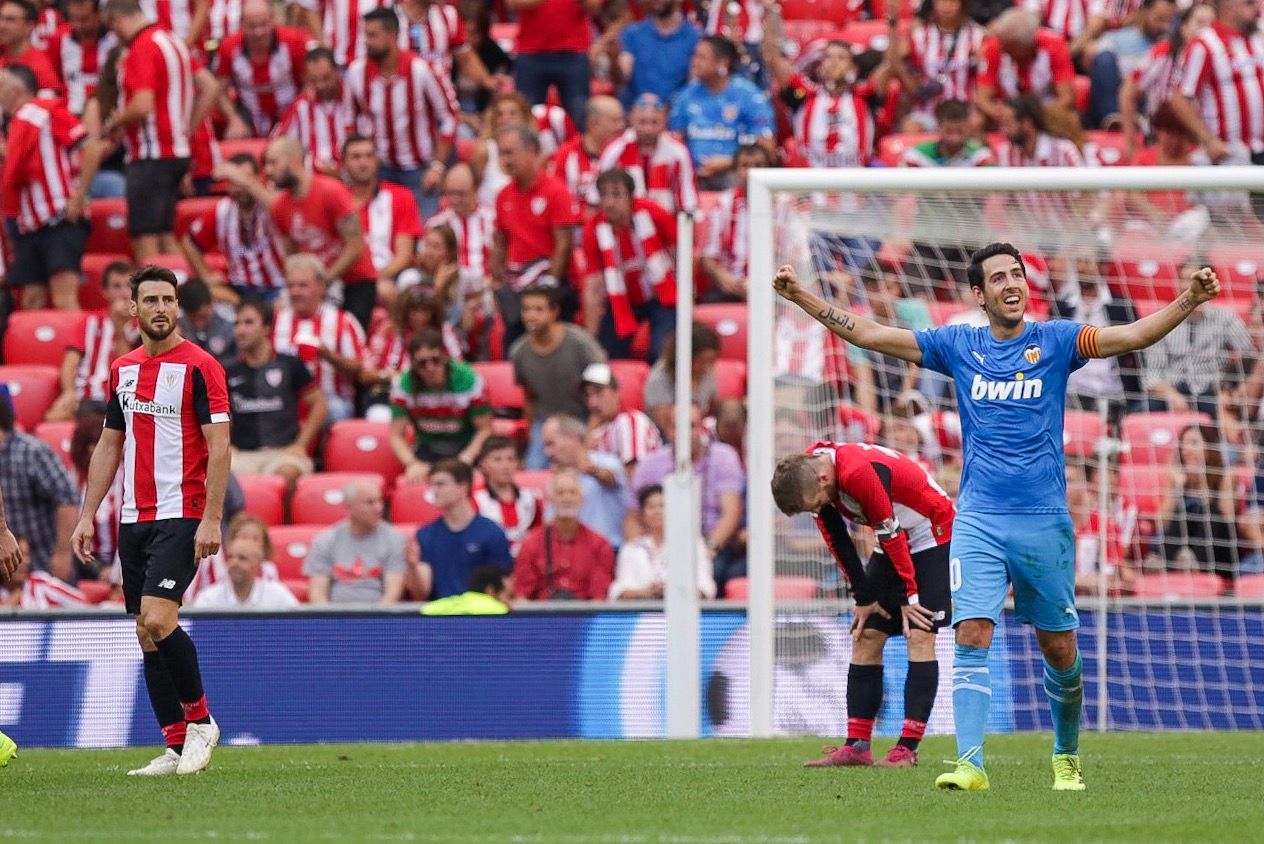 Parejo celebra la victoria del Valencia ante Aduriz y Muniain.