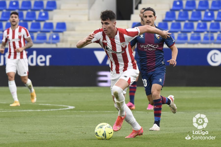 Jon Morcillo conduce ante la SD Huesca en El Alcoraz.