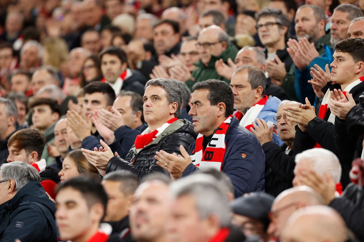 Aplausos en San Mamés en honor a Txetxu Rojo.