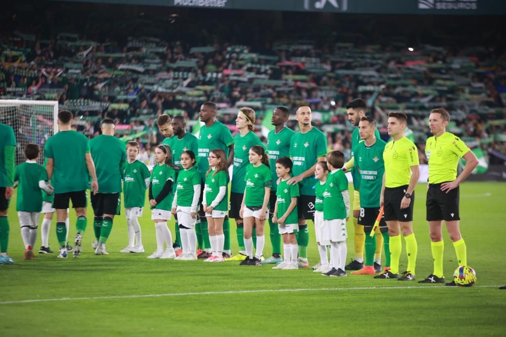  Los jugadores del Betis, con una camiseta de apoyo a Luiz Henrique.