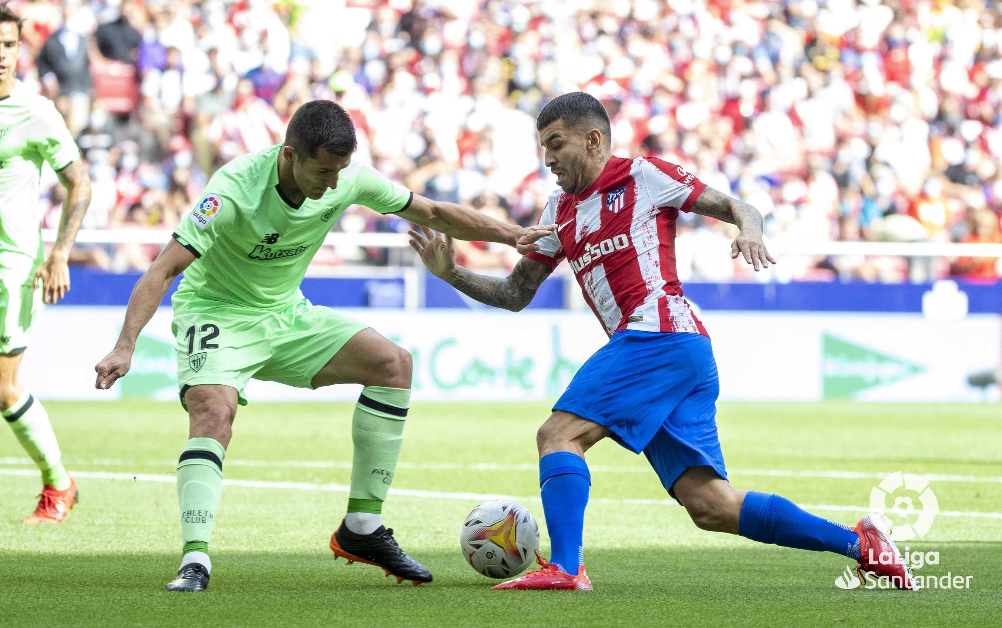  Daniel Vivian defiende a Ángel Correa en el Wanda Metropolitano.
