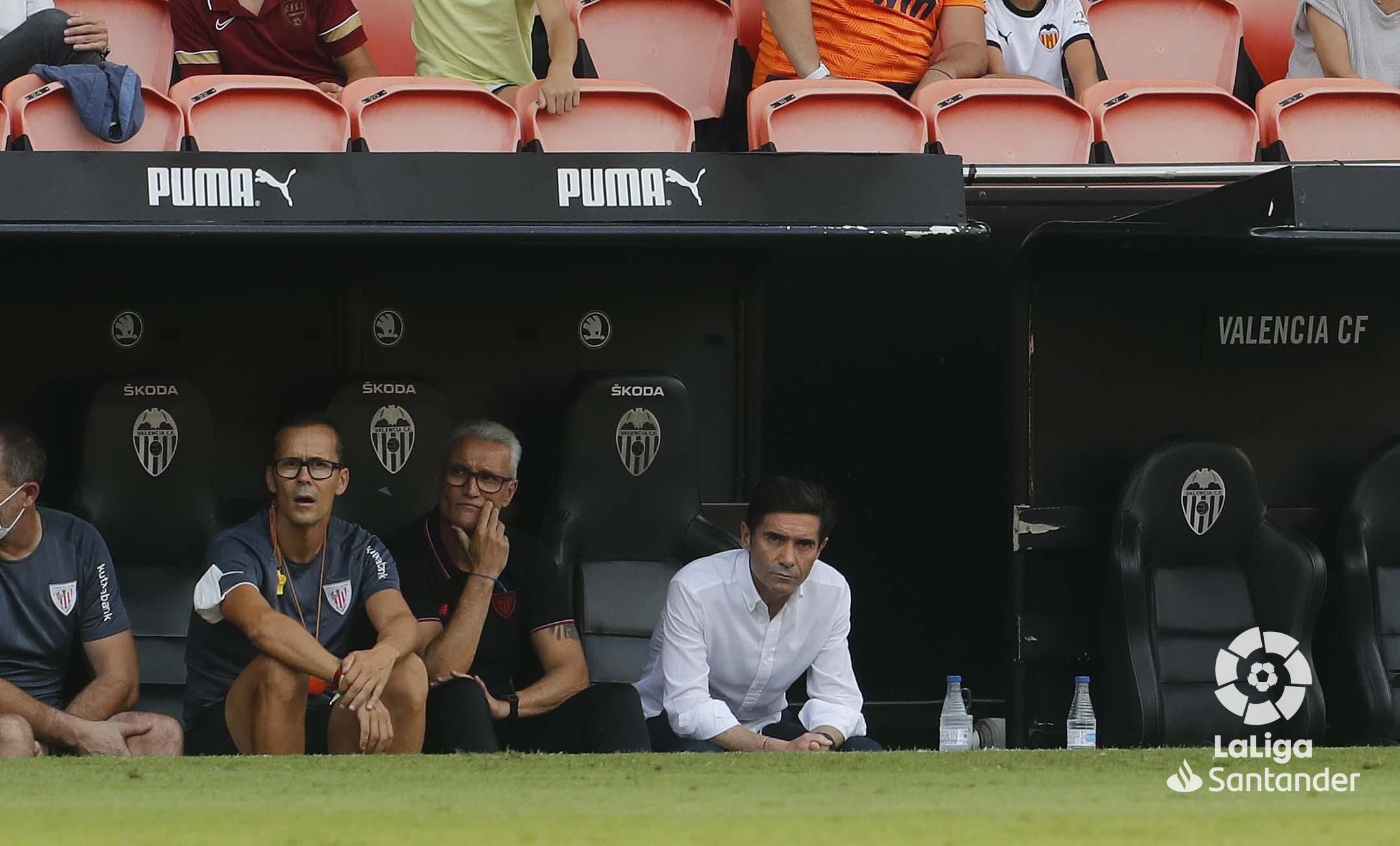  Marcelino García Toral, sentado en el banquillo de Mestalla ante el Valencia.
