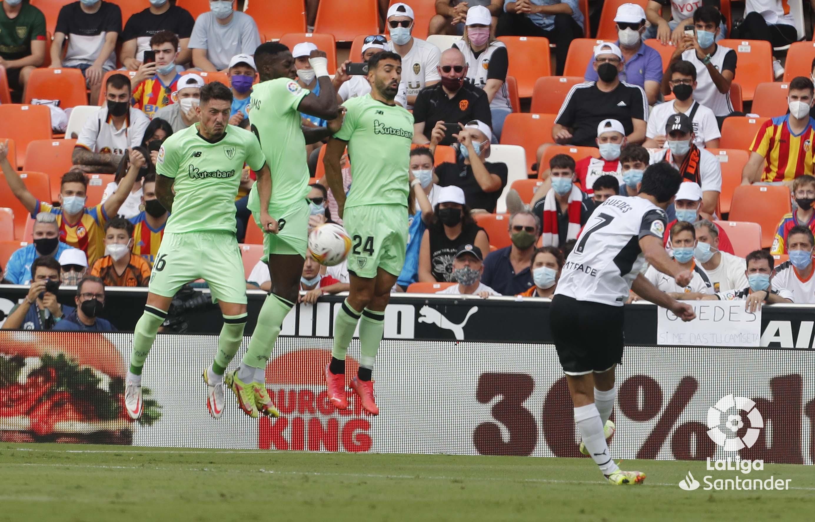  La barrera del Athletic repele una falta botada por Guedes en Mestalla ante el Valencia (Foto: LaLi