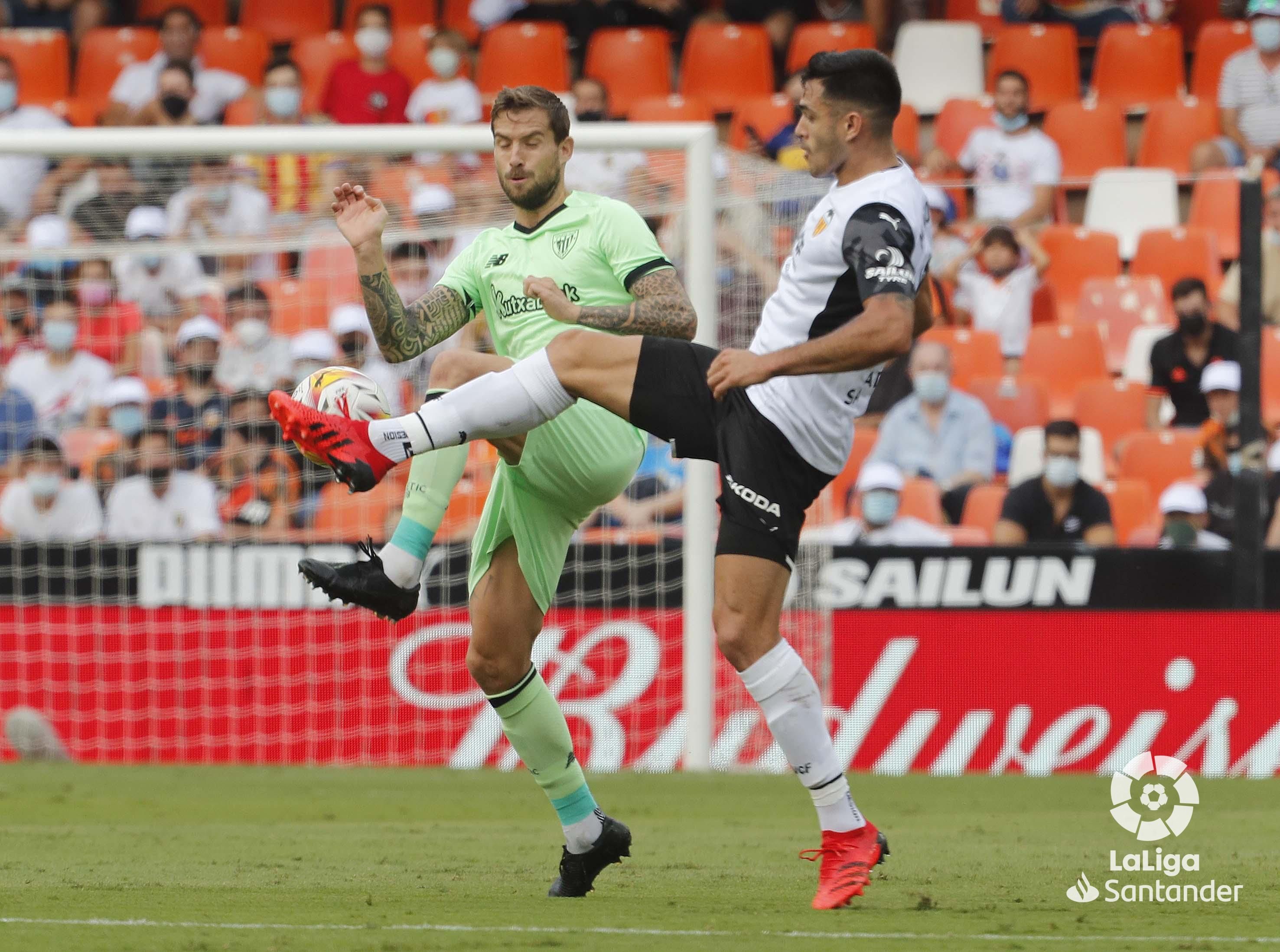  Íñigo Martínez pugna un balón con Maxi Gómez en Mestalla ante el Valencia.