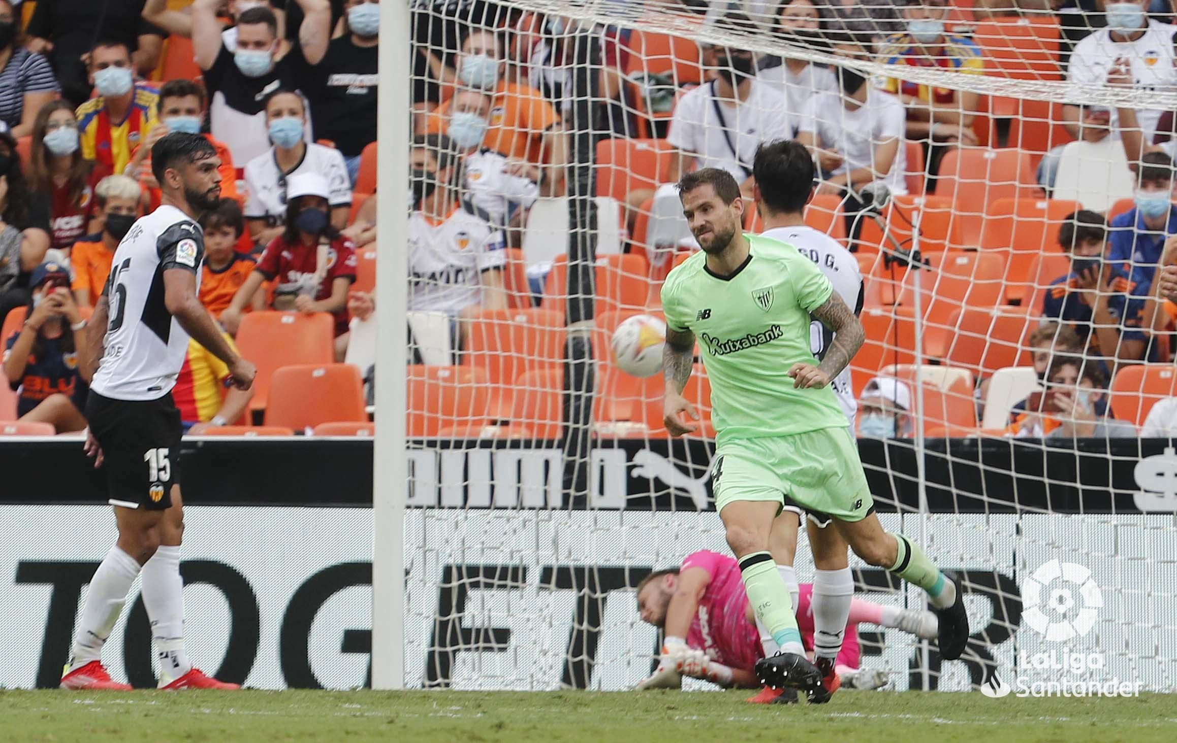  El Athletic celebra el gol de Íñigo Martínez en Mestalla ante el Valencia.
