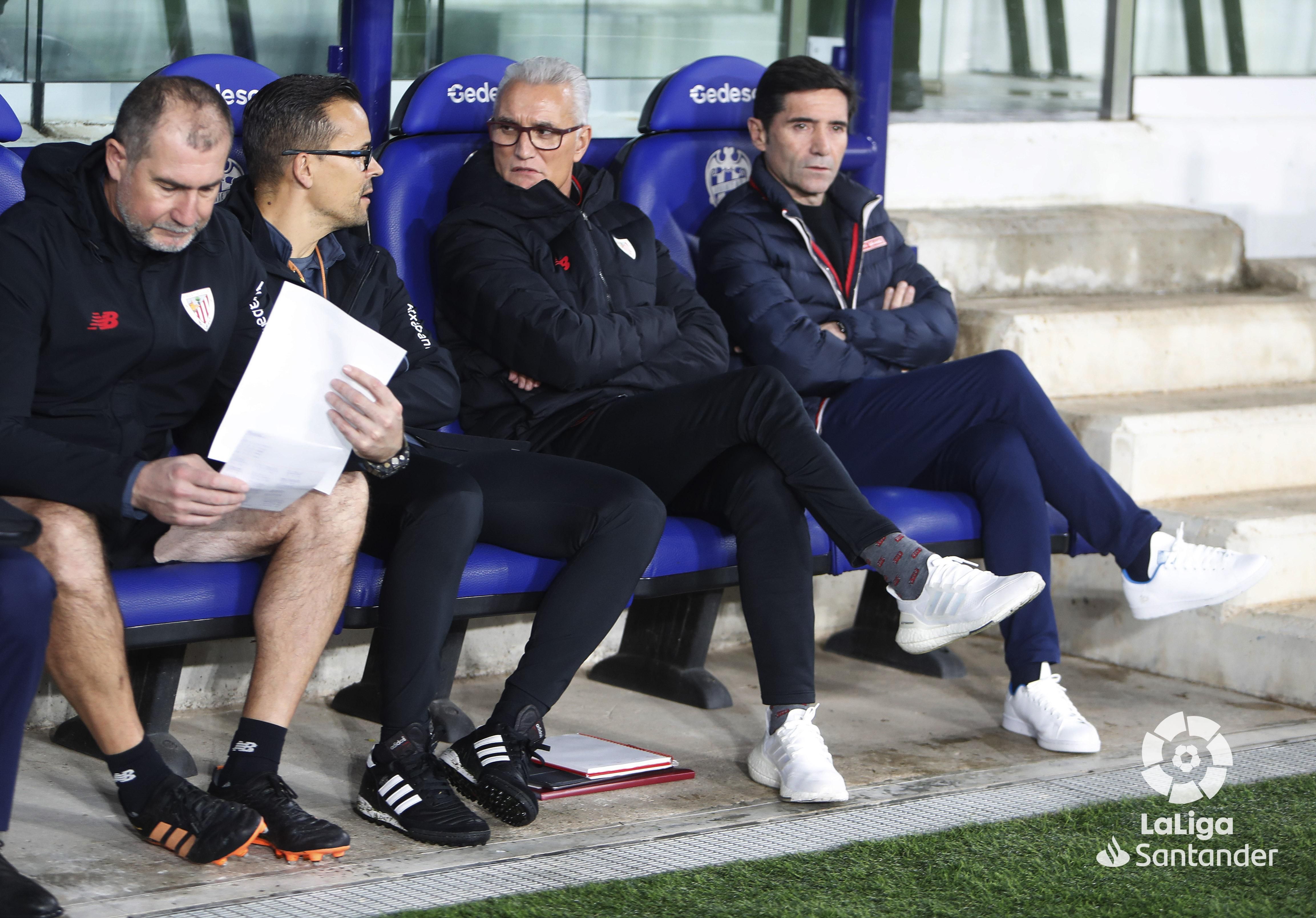 Marcelino García Toral, en el banquillo, ante el Levante en Orriols.