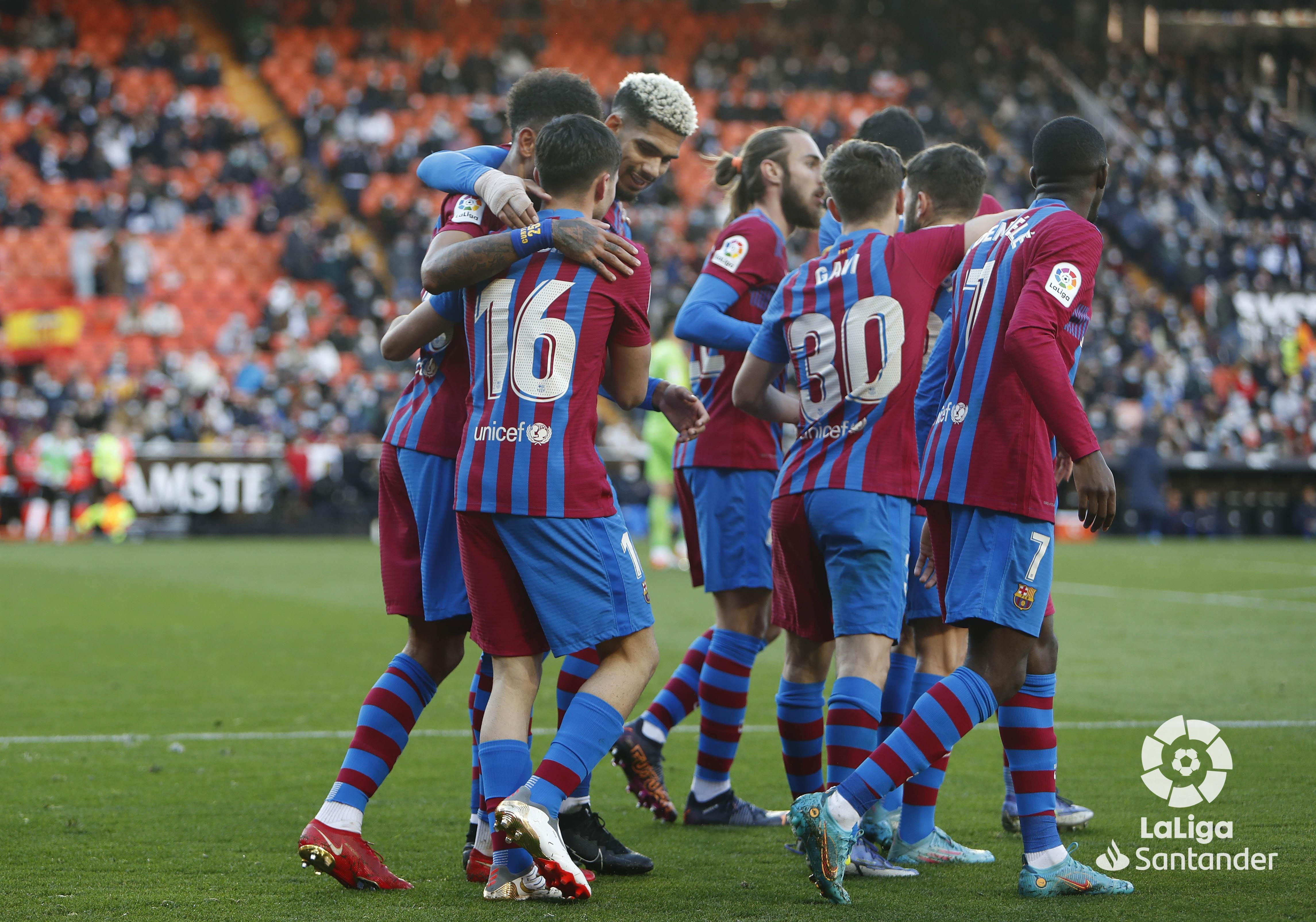  Pedri y Araújo se abrazan celebrando un gol del Barcelona.
