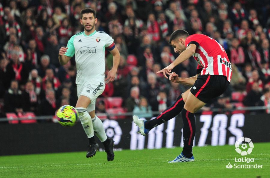  El jugador del Athletic Club Gorka Guruzeta dispara ante el CA Osasuna en San Mamés.