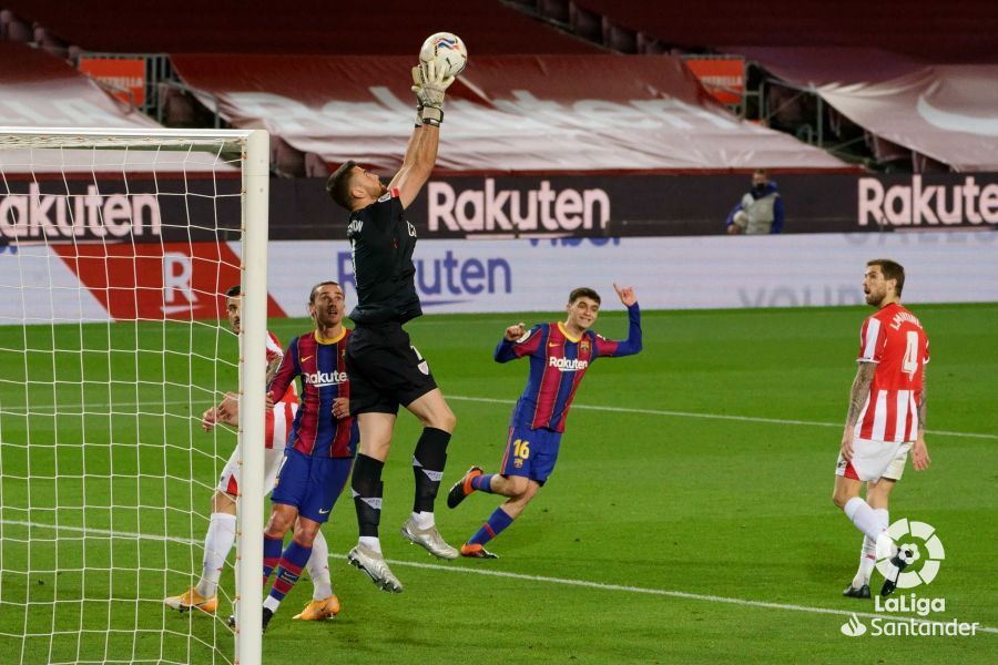 Unai Simón atrapa un balón durante el Barça-Athletic.