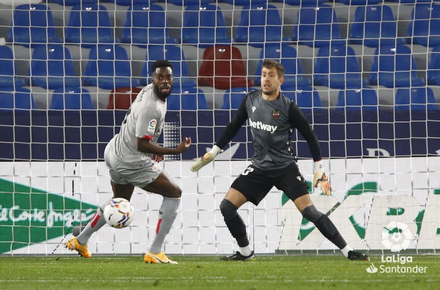 Iñaki Williams, ante Aitor García, en el duelo ante el Levante UD jugado en Orriols.