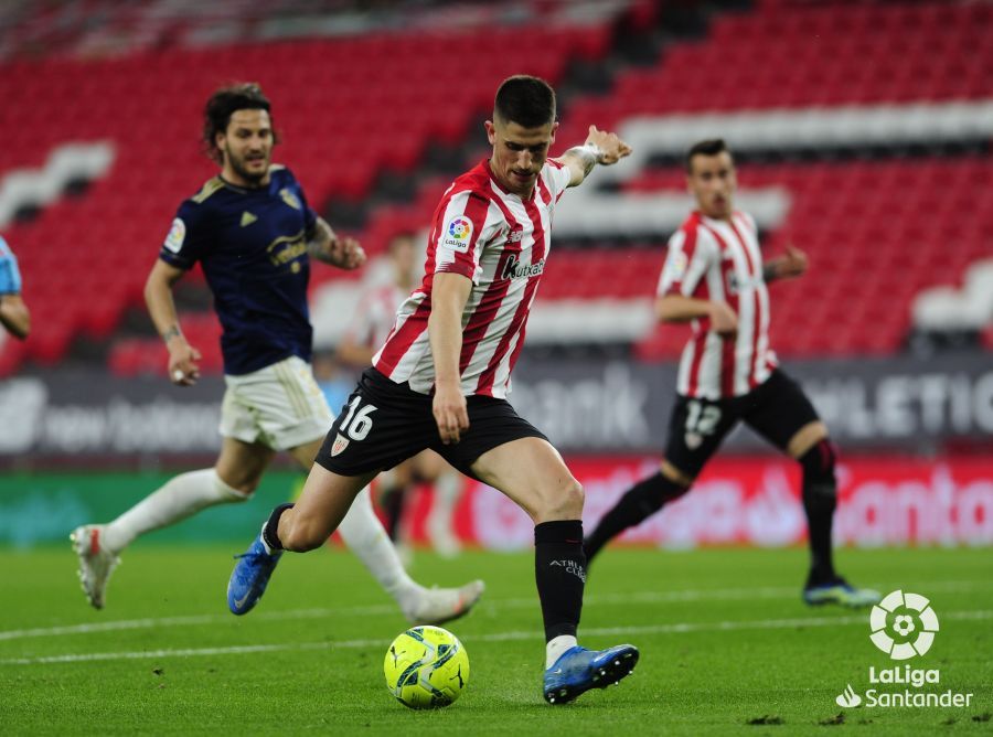 Oihan Sancet dispara ante el CA Osasuna en San Mamés.
