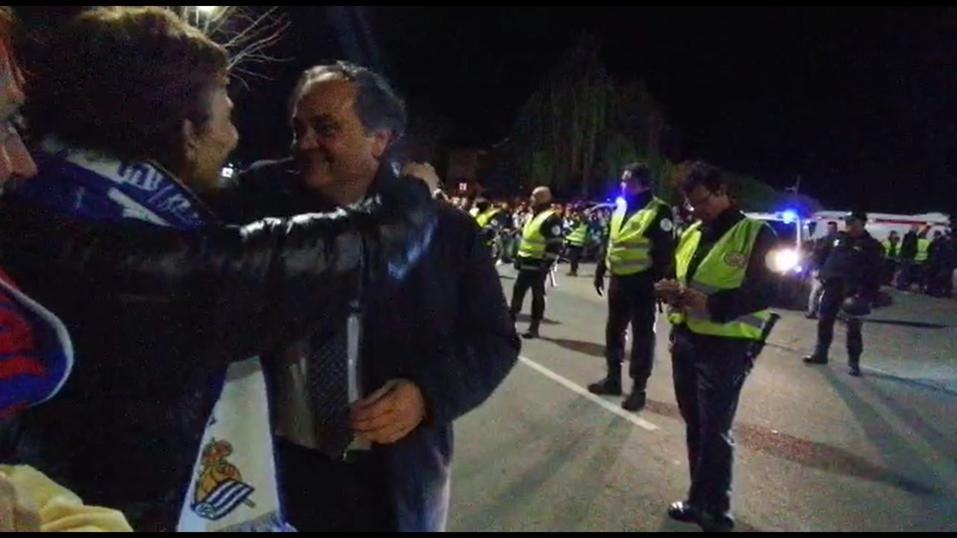  Abrazos para Jokin Aperribay a la salida de Anduva, tras lograr el billete para la final de Copa del Rey.