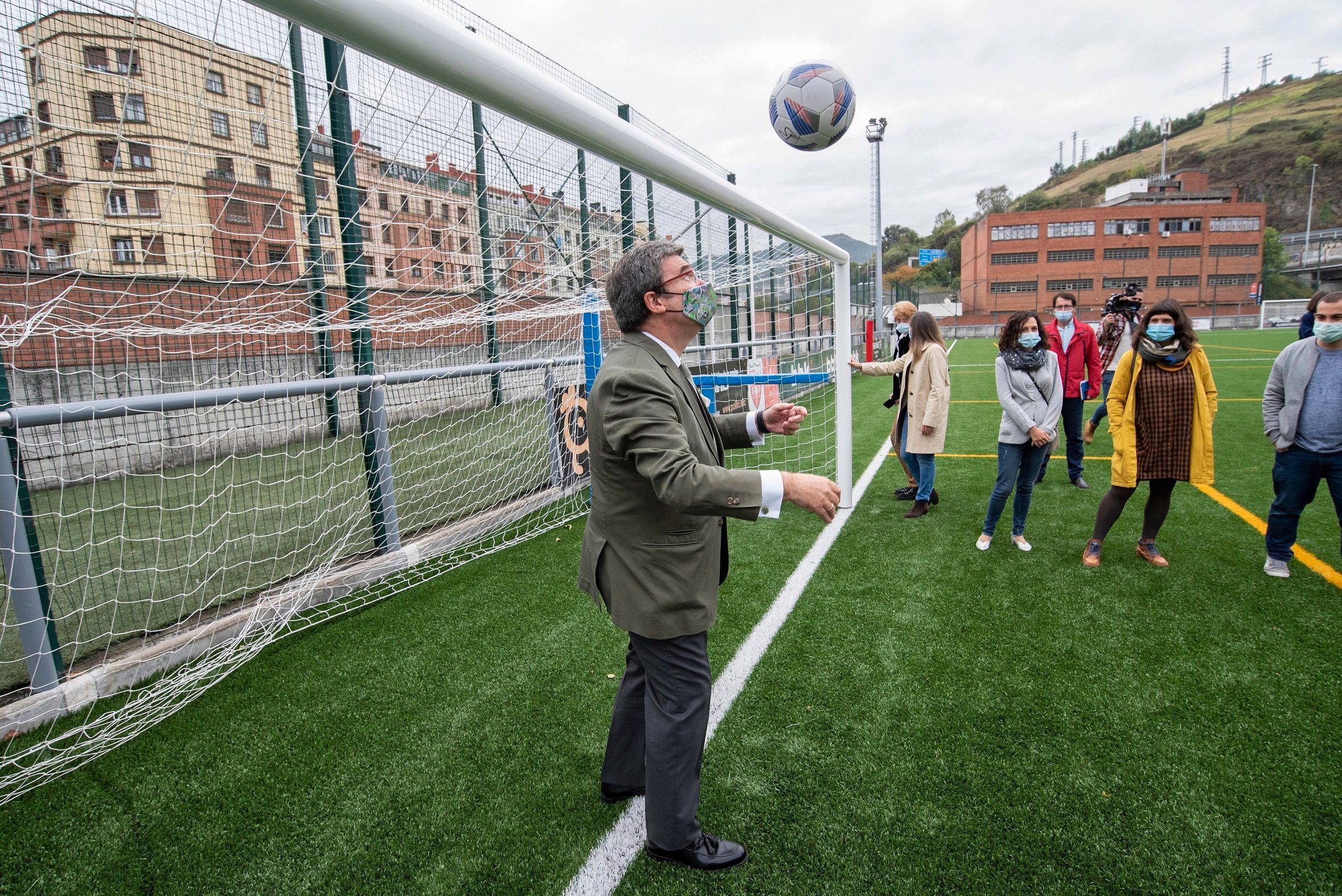  El Alcalde de Bilbao Juan Mari Aburto con un balón en el campo de Iparralde.