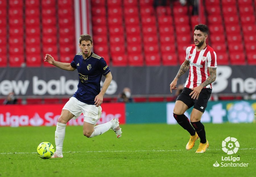  Unai Núñez persigue a Brasanac ante Osasuna en San Mamés.