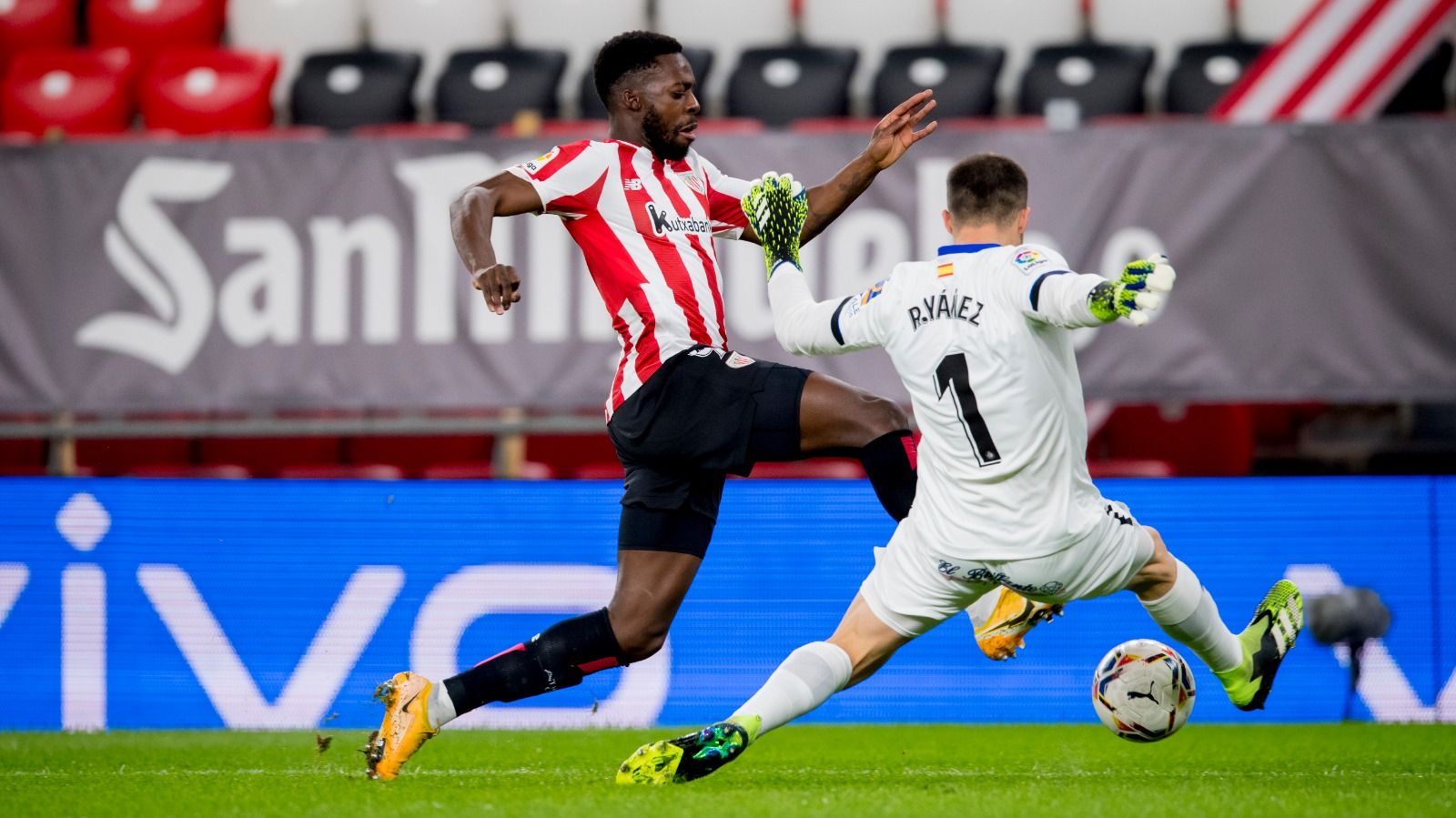 Acción del penalti de Yáñez a Iñaki Williams que anula el VAR.