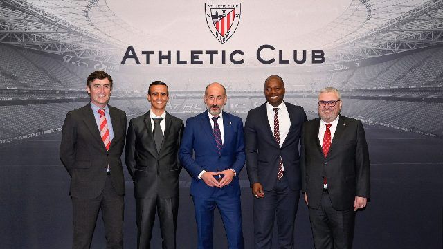  Aitor Elizegi, Juan Carlos Ercoreca y Martín Urrejola junto a los representantes del Aviron en San Mamés.