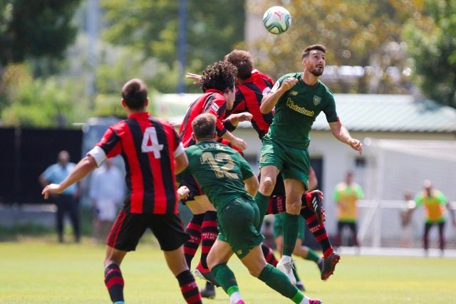  Aritz Aduriz cabecea un balón en el amistoso ante el Arenas).