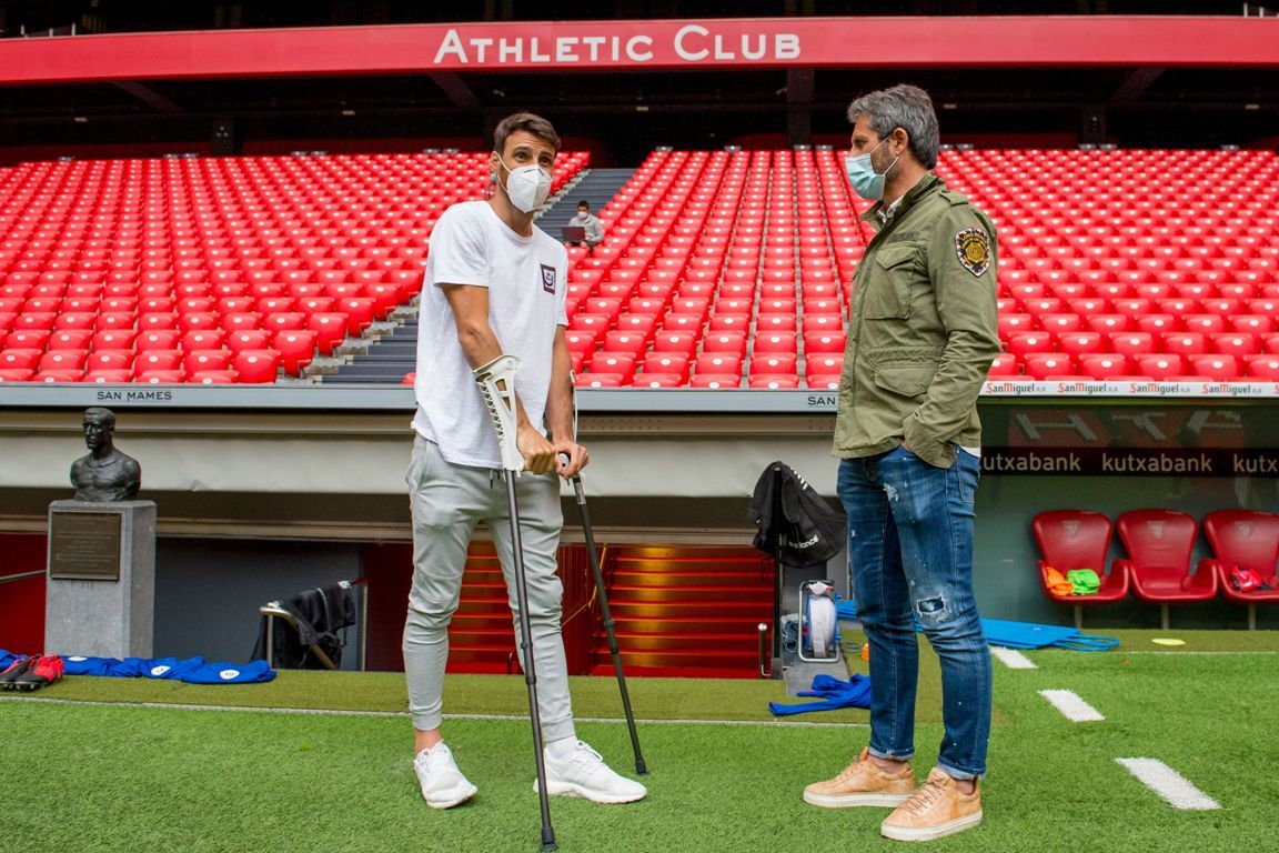 Aritz Aduriz y Rafa Alkorta charlan en San Mamés.