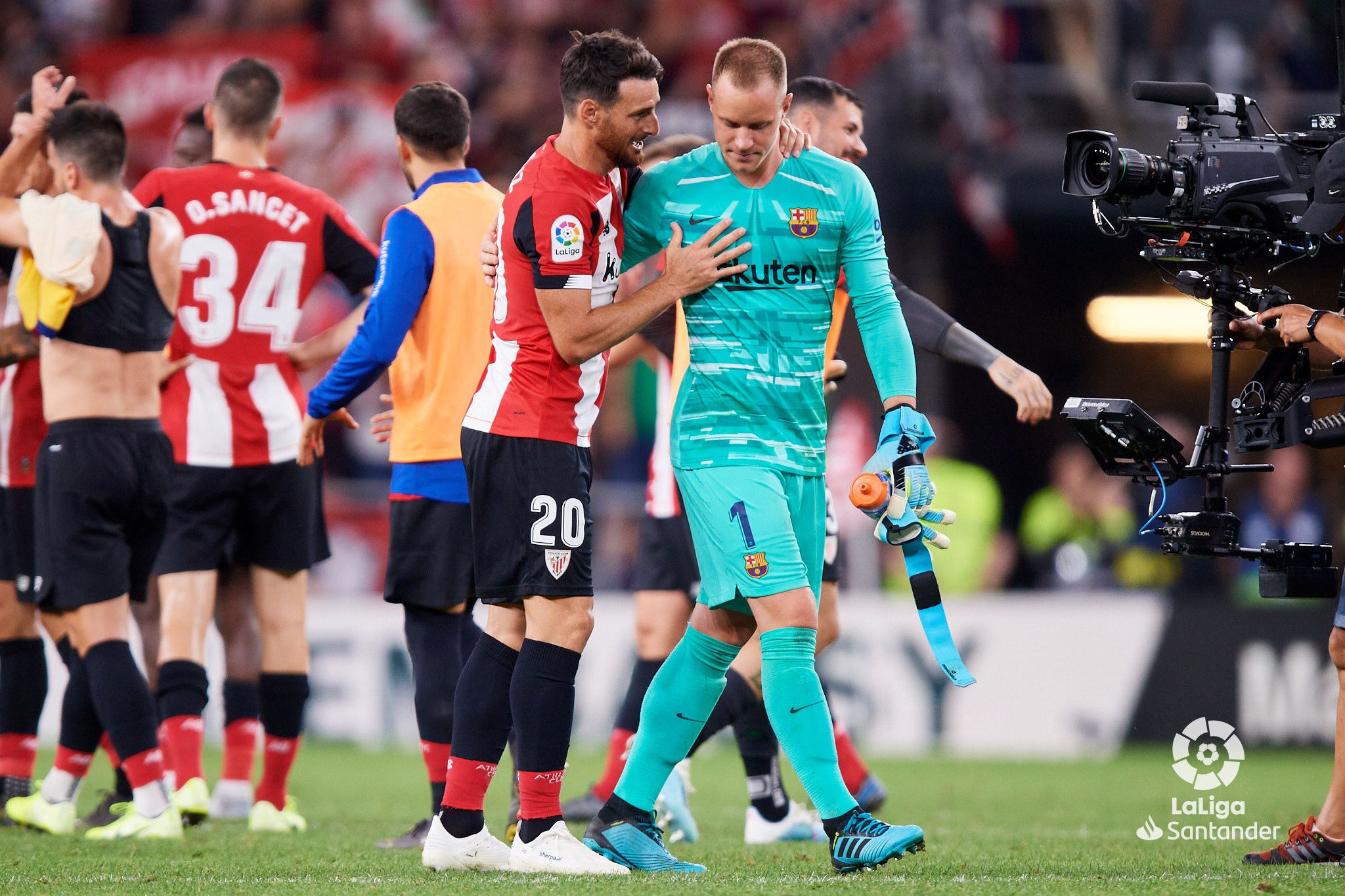  Aritz Aduriz conversa con el meta Ter Stegen al final de un encuentro entre Athletic Club y Barça.