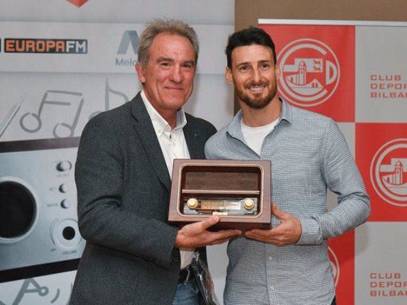  Aritz Aduriz recibió el premio de Onda Cero de manos de Andoni Goikoetxea.