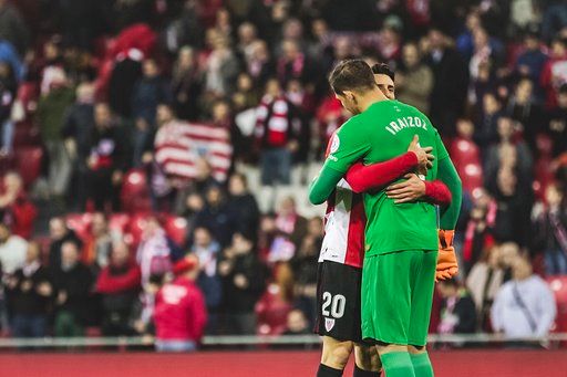  Aritz Aduriz abraza a su buen amigo Gorka Iraizoz tras batirle en San Mamés.