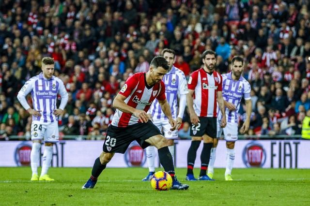  Aritz Aduriz se dispone a lanzar el penalti frente a la portería de Masip.