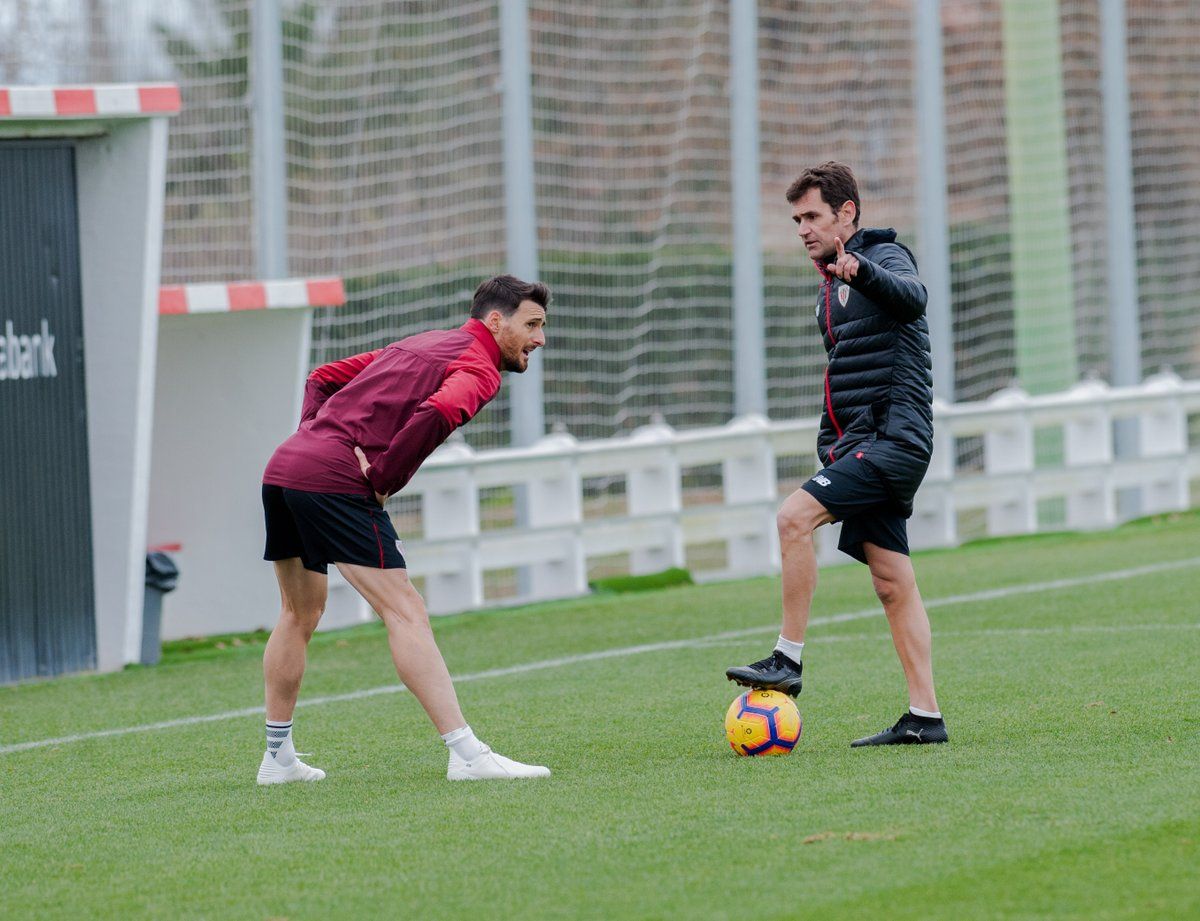  Aritz Aduriz sigue entrenando al margen del equipo junto al readaptador Xabi Clemente (FOTO: Athletic Club)