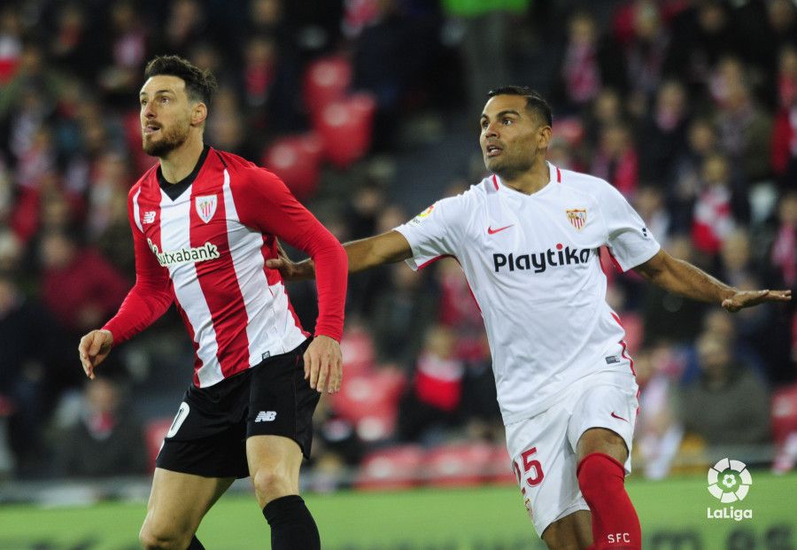  Aduriz intenta hacerse con el esférico ante Mercado.