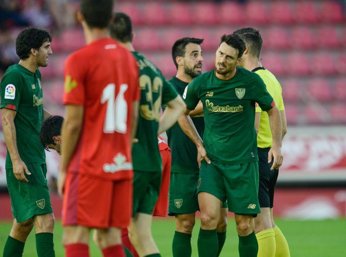 Aritz Aduriz se duele tras una jugada del amistoso ante el CD Numancia.